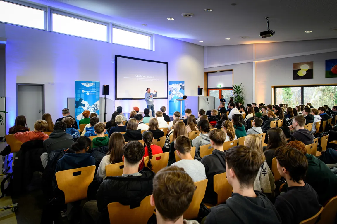 Foto von der Veranstaltung "Future Labs" in Mittelhessen. Eine Person stellt das Future Lab einem, im Vordergrund sitzenden, Publikum vor.