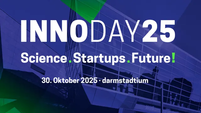 Schriftzug 'INNODAY 25 Science. Startups. Future! 30. Oktober 2025 · darmstadtium' vor moderner Glasfassade mit grünen und blauen Farbverläufen